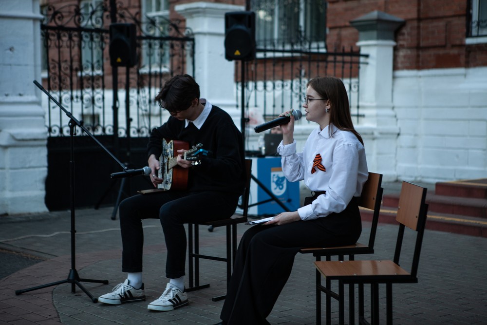 'Ах, эти тучи в голубом'... 'Ах, эти тучи в голубом'...