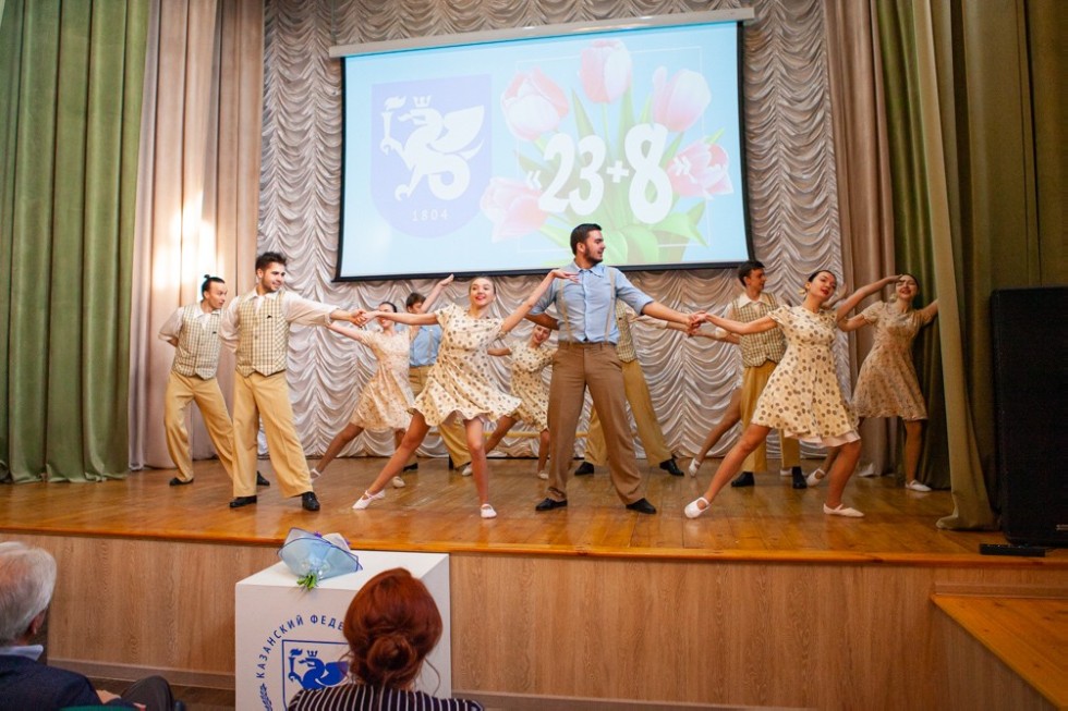 В Елабужском институте состоялся праздничный концерт '23+8' В Елабужском институте состоялся праздничный концерт '23+8'