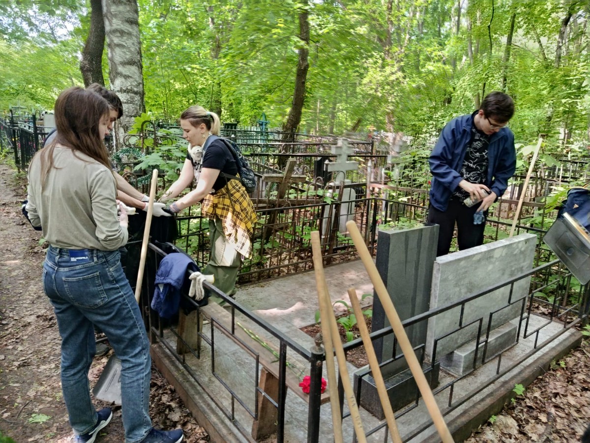 Сотрудники и студенты ИМОИиВ провели уборку на захоронениях историков и выдающихся деятелей Казанского университета Сотрудники и студенты ИМОИиВ провели уборку на захоронениях историков и выдающихся деятелей Казанского университета