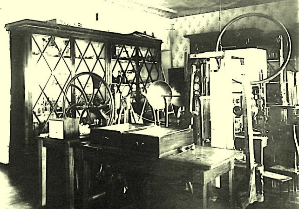 Demonstration cabinet ,Department of General Physics, demonstration room, experiments in physics, physical demonstration experiment