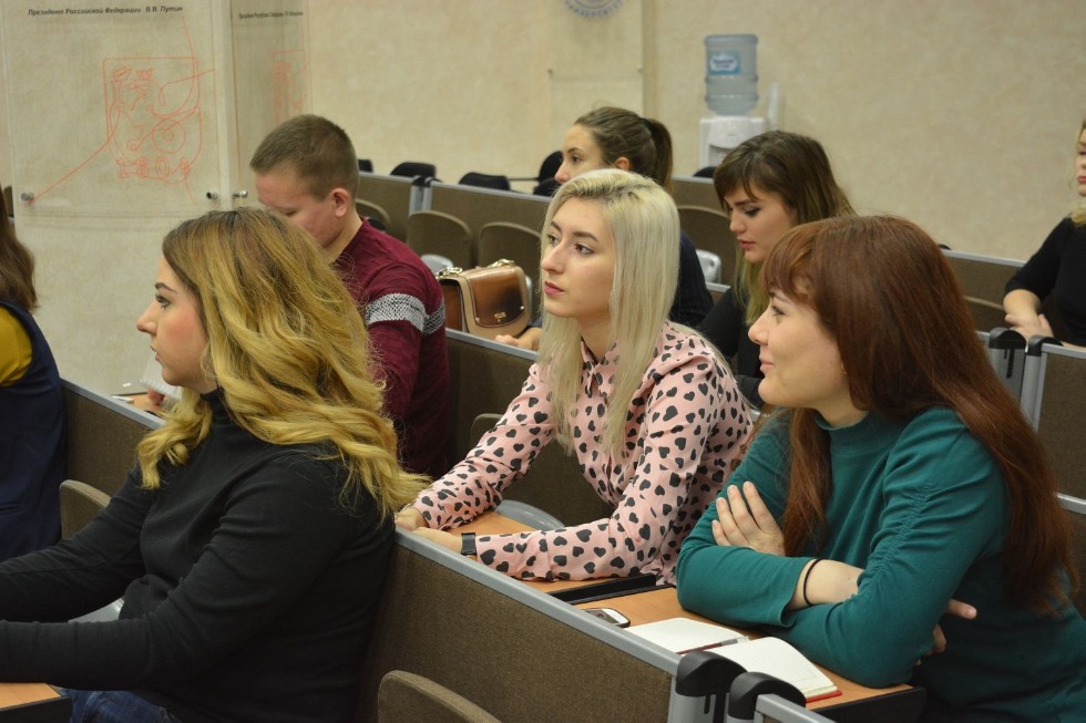 ����� ����