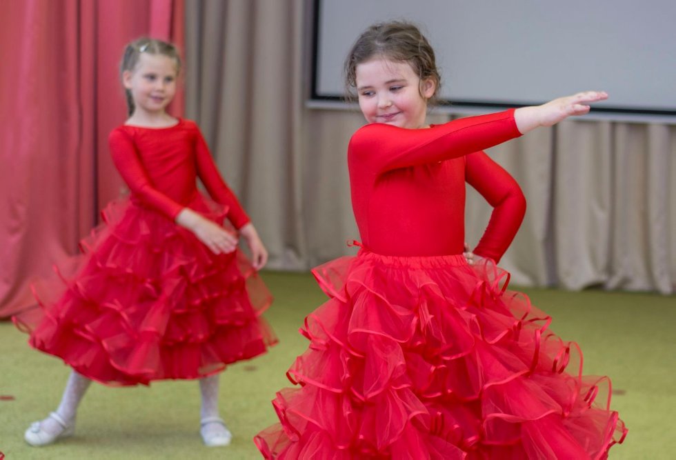 Здесь приобретают знания дети 21 века Здесь приобретают знания дети 21 века