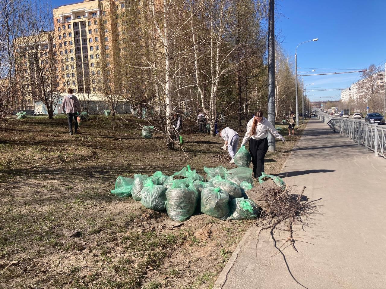 Субботник ? это добрая традиция, объединяющая студентов Казанского (Приволжского) федерального университета. Субботник ? это добрая традиция, объединяющая студентов Казанского (Приволжского) федерального университета.