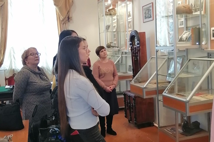 Студенты-заочники посетили Музей истории Елабужского института КФУ Студенты-заочники посетили Музей истории Елабужского института КФУ