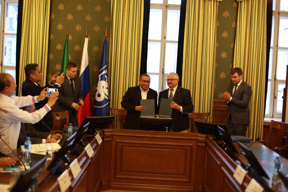 Cooperation Agreements with Indonesian Universities and a Visit by Minister of Industry and Information Technology of China Miao Wei