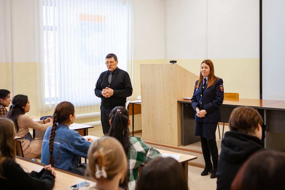 В Елабужском институте КФУ прошла встреча с представителем МВД В Елабужском институте КФУ прошла встреча с представителем МВД