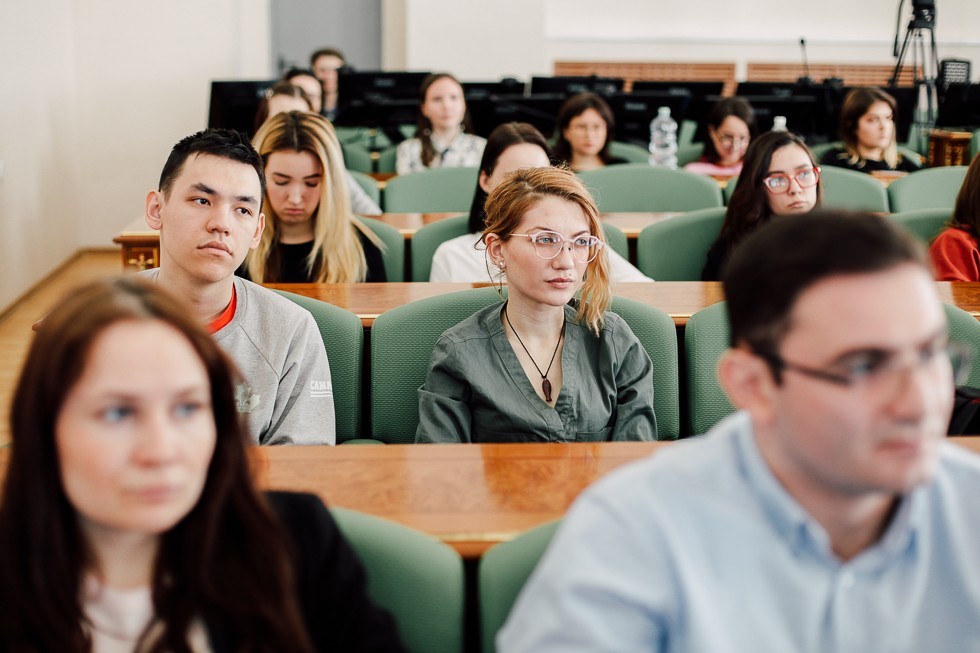 University profile. Студенты в аудитории. Социология в вузах Казани. Институт международных отношений КФУ фото.