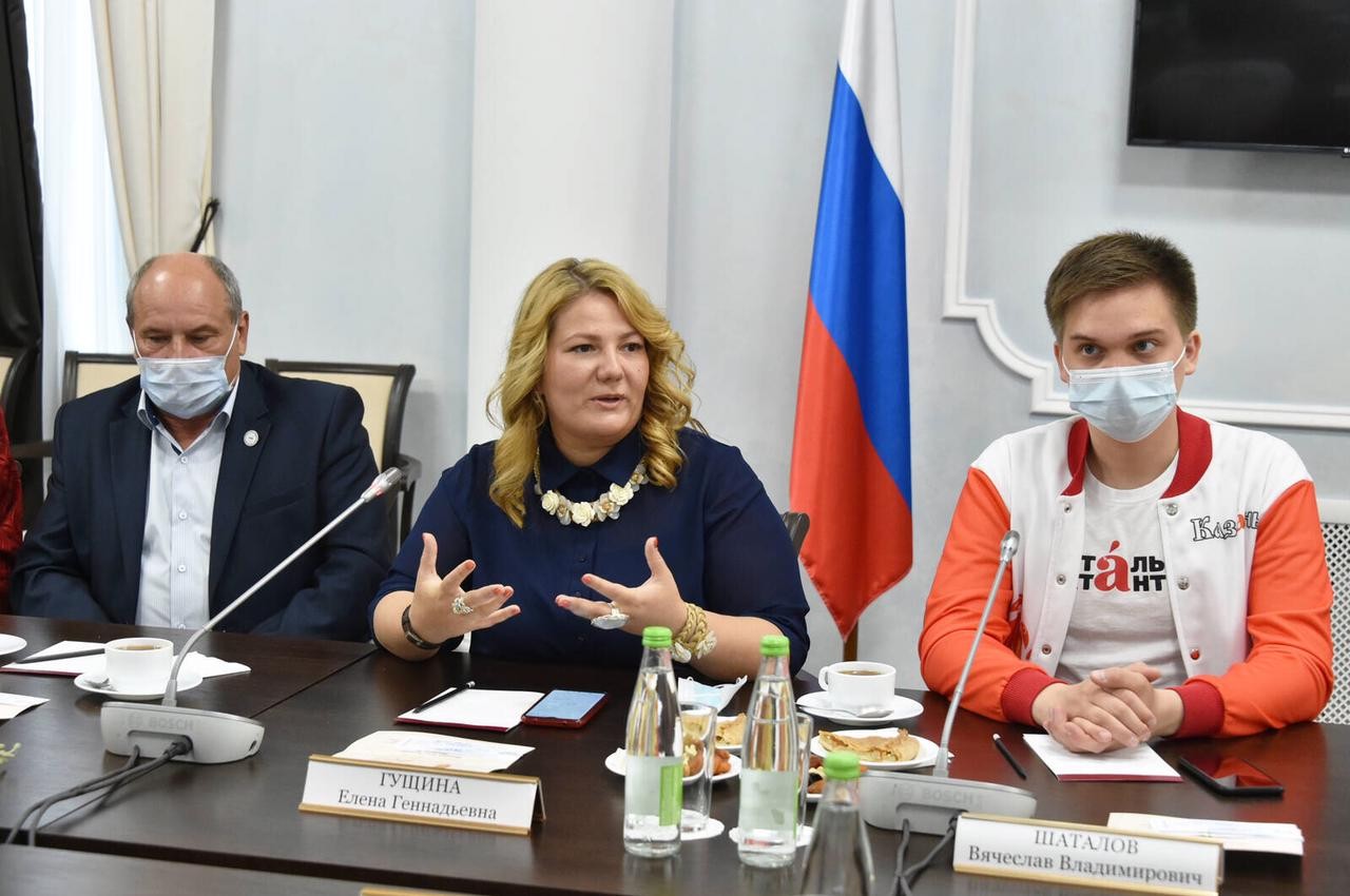 Директор Этнографического музея Елена Гущина выступала с докладом на встрече с Президентом Республики Татарстан Р.Н. Миннихановым Директор Этнографического музея Елена Гущина выступала с докладом на встрече с Президентом Республики Татарстан Р.Н. Миннихановым