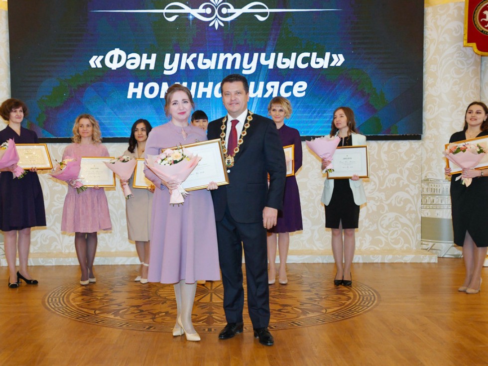 PhD student Anna Ikhsanova named Teacher of the Year 2020 in Kazan ,Teacher of the Year