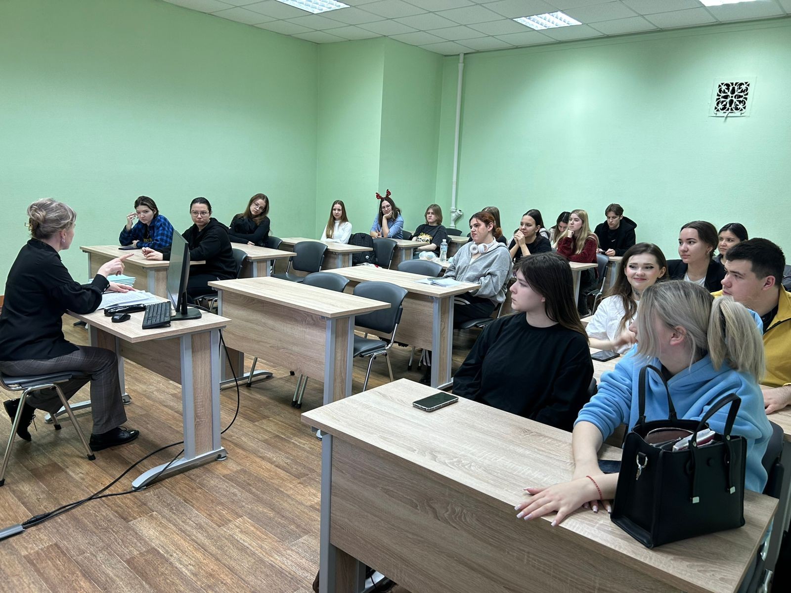 На отделении иностранных языков прошли беседы по антикоррупции, приуроченные к сессии. На отделении иностранных языков прошли беседы по антикоррупции, приуроченные к сессии.