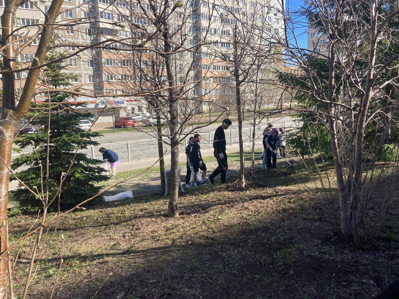 Субботник ? это добрая традиция, объединяющая студентов Казанского (Приволжского) федерального университета. Субботник ? это добрая традиция, объединяющая студентов Казанского (Приволжского) федерального университета.