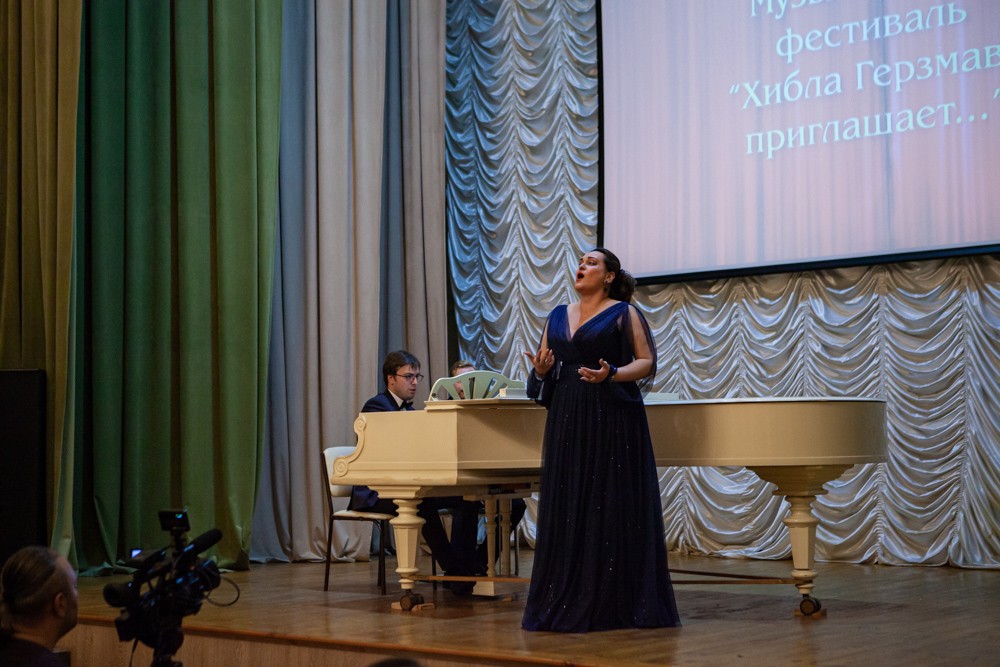 Фестиваль 'Хибла Герзмава приглашает...': подарок коллективу к 125-летию Елабужского института КФУ Фестиваль 'Хибла Герзмава приглашает...': подарок коллективу к 125-летию Елабужского института КФУ