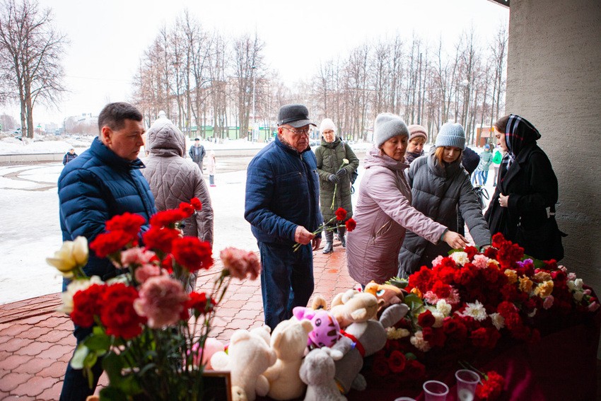 Сотрудники и студенты Елабужского института КФУ возложили цветы к мемориалу погибшим в теракте Сотрудники и студенты Елабужского института КФУ возложили цветы к мемориалу погибшим в теракте