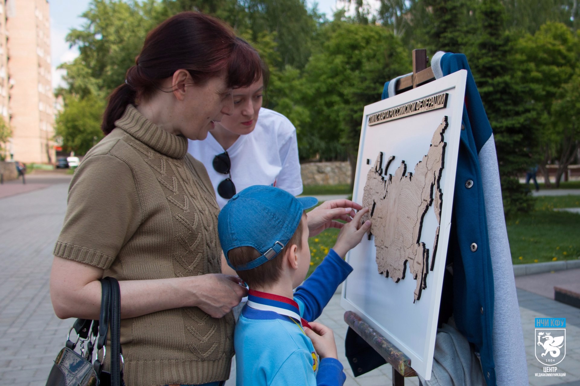В День России студенческий актив НЧИ КФУ провёл акцию федеральной программы В День России студенческий актив НЧИ КФУ провёл акцию федеральной программы