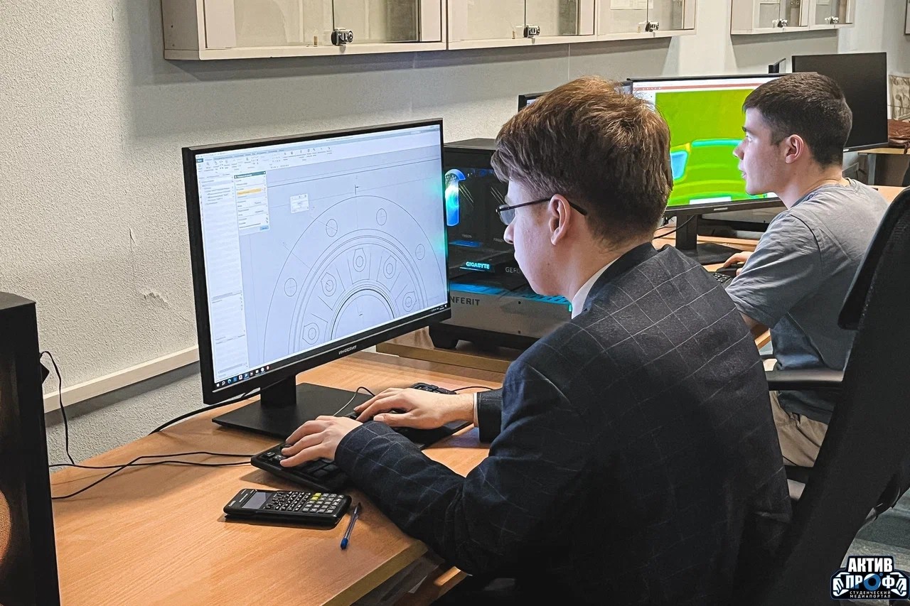 Инженеры со студенческой скамьи Инженеры со студенческой скамьи