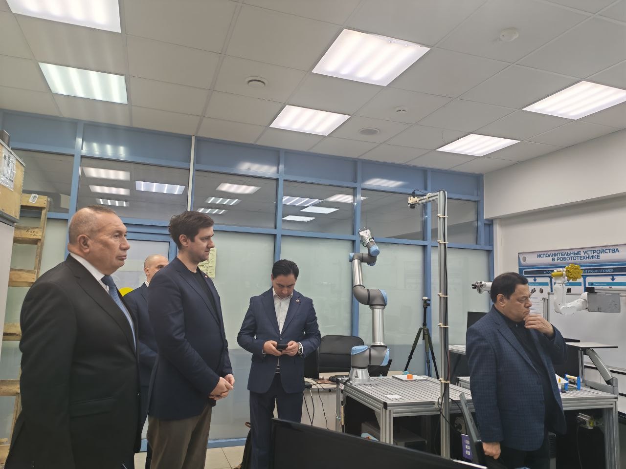 Лабораторию интеллектуальных робототехнических систем посетила делегация университета 'SAMBHRAM' Лабораторию интеллектуальных робототехнических систем посетила делегация университета 'SAMBHRAM'