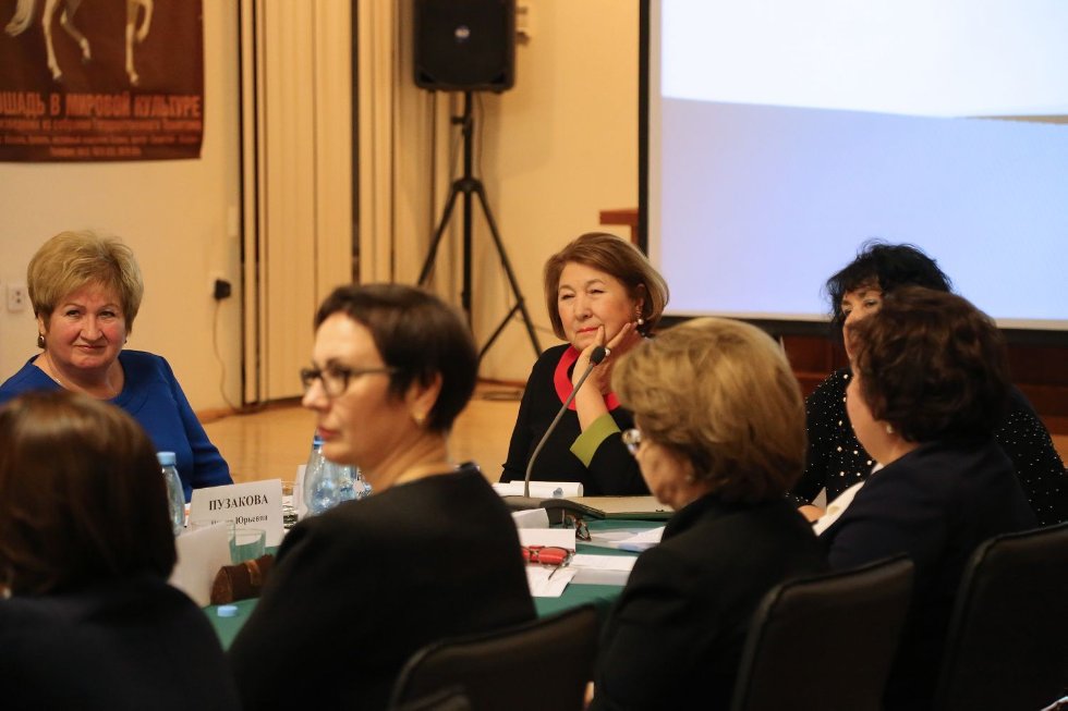 Система общественных ценностей глазами современной женщины: обсуждение и дебаты на круглом столе в Кремле. Система общественных ценностей глазами современной женщины: обсуждение и дебаты на круглом столе в Кремле.