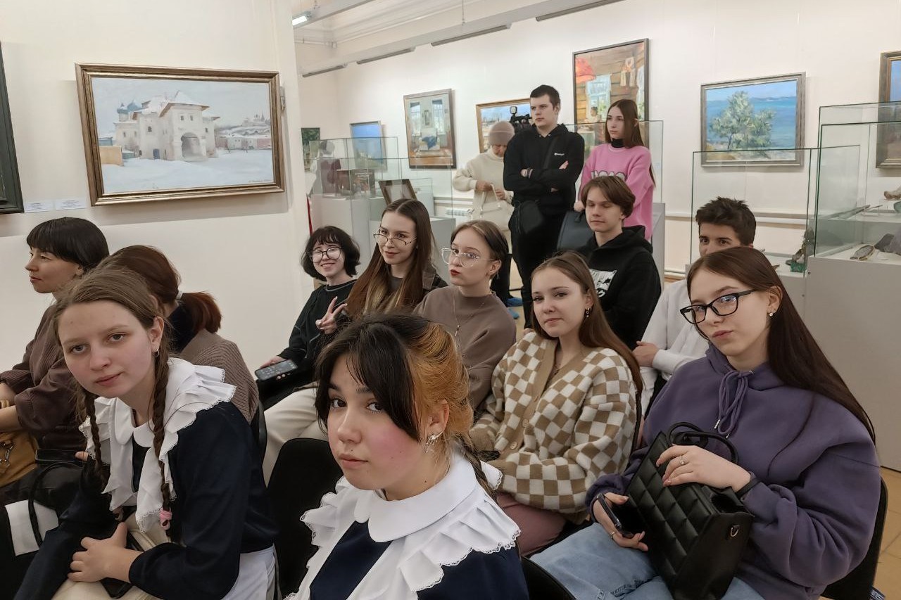 Студенты из Лисичанска посетили выставку художников Донбасса Студенты из Лисичанска посетили выставку художников Донбасса