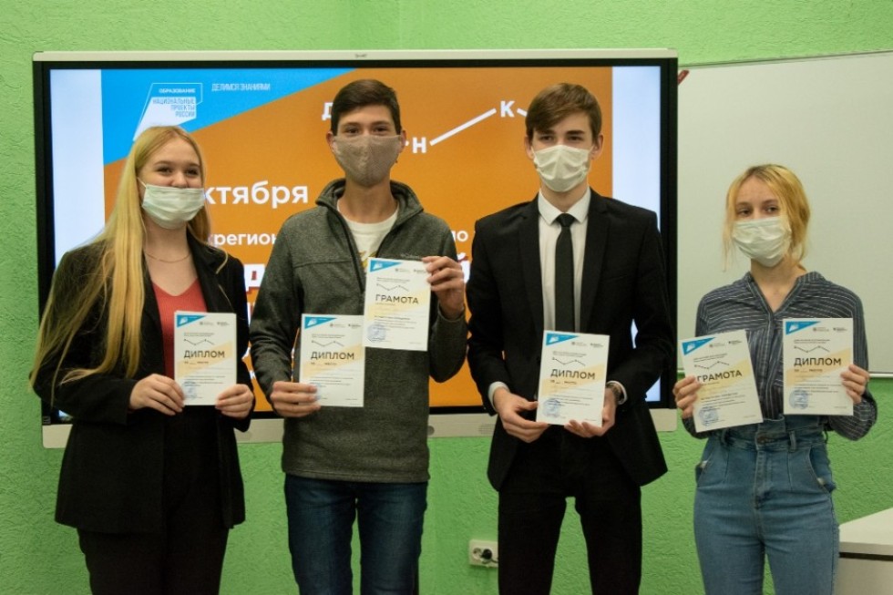 Конкурс 'Созидательный труд для школьников' прошел в Доме научной коллаборации Конкурс 'Созидательный труд для школьников' прошел в Доме научной коллаборации