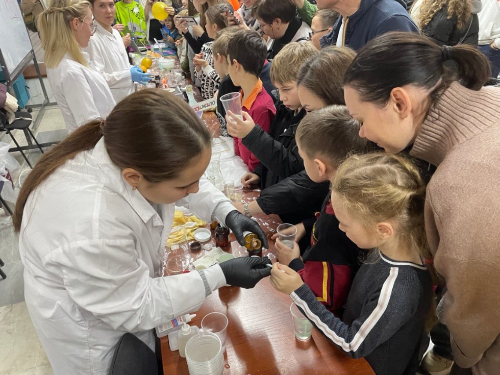 Студенты кафедры химического образования традиционно приняли участие в очередной серии 'PROНаука в КФУ: Ночь интеграции' Студенты кафедры химического образования традиционно приняли участие в очередной серии 'PROНаука в КФУ: Ночь интеграции'