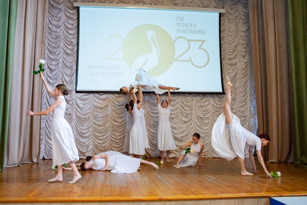 Сегодня в актовом зале Елабужского института Казанского Федерального университета состоялась торжественная линейка 'Учителем быть круто!' Сегодня в актовом зале Елабужского института Казанского Федерального университета состоялась торжественная линейка 'Учителем быть круто!'