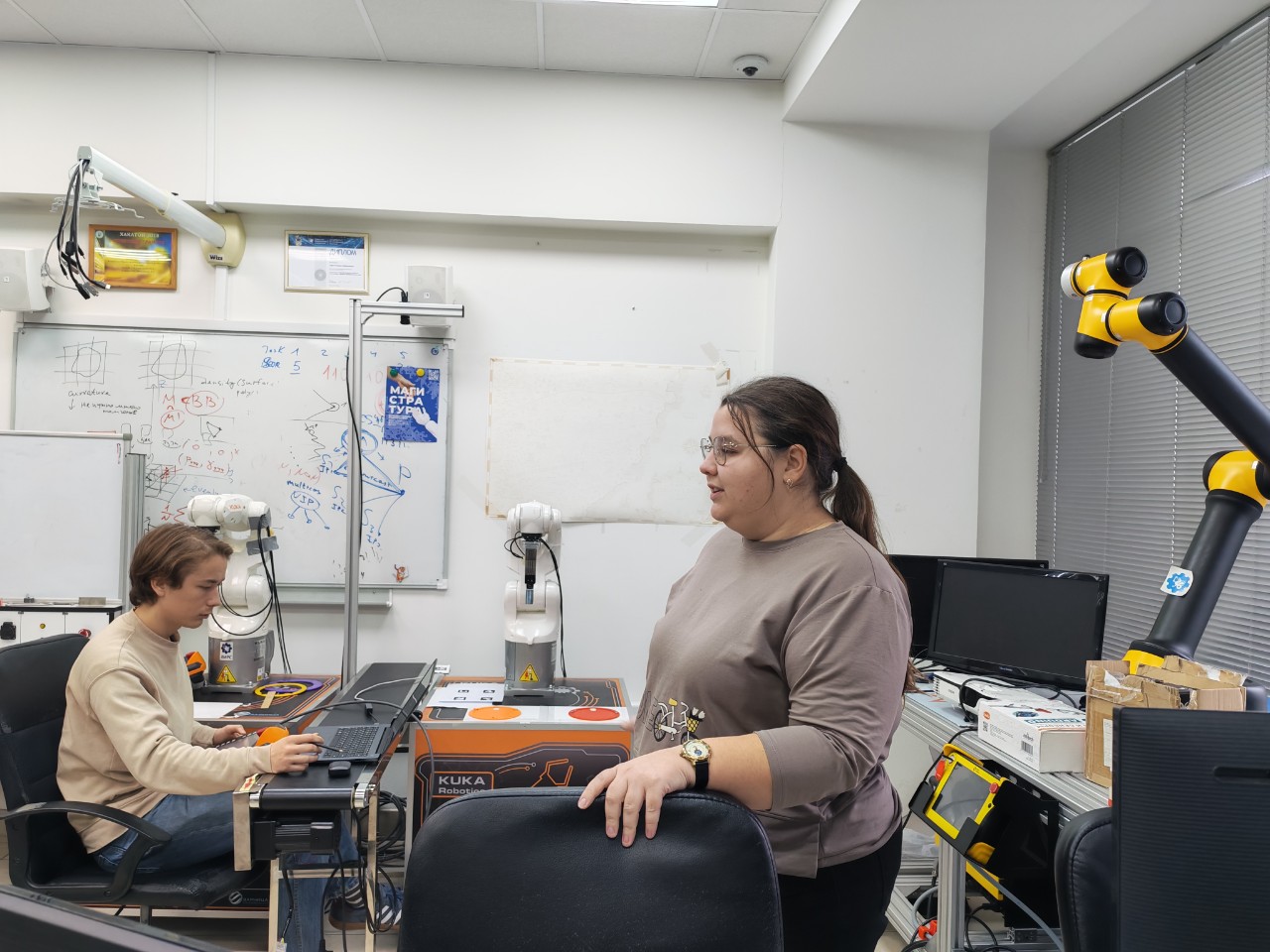 Студенты КНИТУ посетили Лабораторию интеллектуальных робототехнических систем Студенты КНИТУ посетили Лабораторию интеллектуальных робототехнических систем