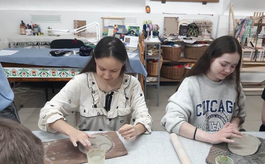 Студенты посетили мастер-класс по изготовлению глиняной тарелки Студенты посетили мастер-класс по изготовлению глиняной тарелки