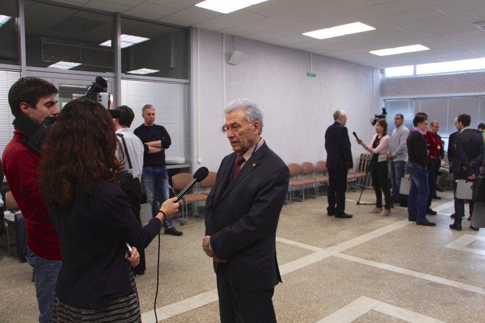 VI Всероссийская конференция 'Новые достижения ЯМР в структурных исследованиях' VI Всероссийская конференция 'Новые достижения ЯМР в структурных исследованиях'