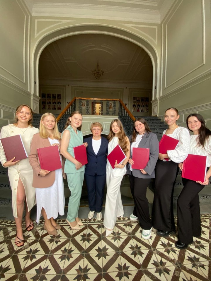 Группа студентов 5 курса кафедры начального образования Института психологии и образования успешно сдала государственные экзамены Группа студентов 5 курса кафедры начального образования Института психологии и образования успешно сдала государственные экзамены