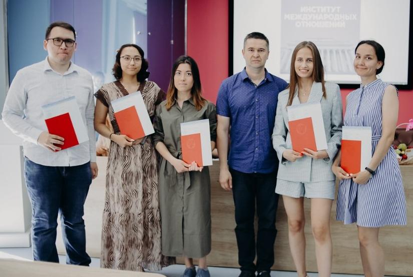 Выпускникам направлений Регионоведение России и Зарубежное регионоведение вручили дипломы Выпускникам направлений Регионоведение России и Зарубежное регионоведение вручили дипломы