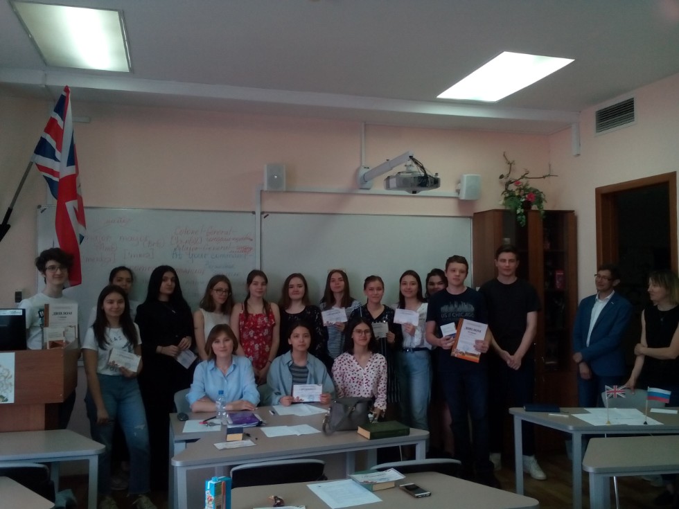 Сирень цветет? Победу празднует народ! И снова ждет своих героев перевод Сирень цветет? Победу празднует народ! И снова ждет своих героев перевод