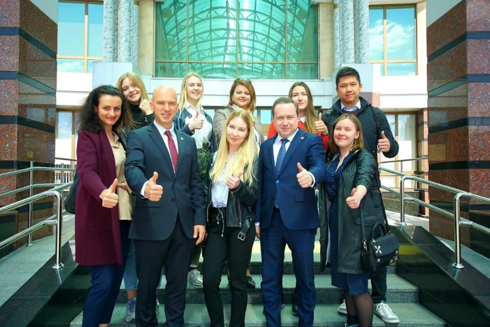 21 мая победители конкурса Топ-5 ИУЭФ получили долгожданную награду - своих наставников. 21 мая победители конкурса Топ-5 ИУЭФ получили долгожданную награду - своих наставников.