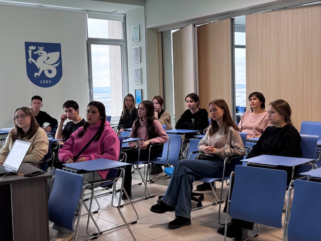 Школьникам из Ижевска провели экскурсию по ИСФНиМК Школьникам из Ижевска провели экскурсию по ИСФНиМК