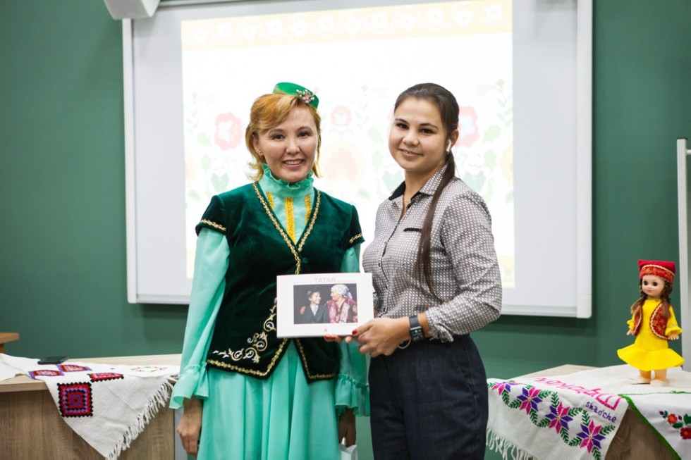 В Елабужском институте прошел 'Аулак өй - баттл' между студентами вуза и ведущими литературными деятелями Республики Татарстан В Елабужском институте прошел 'Аулак өй - баттл' между студентами вуза и ведущими литературными деятелями Республики Татарстан