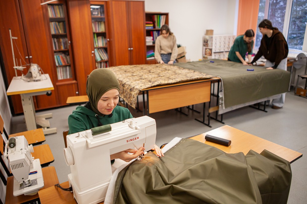 35 утепленных одеял для бойцов СВО сшили студенты Елабужского института КФУ 35 утепленных одеял для бойцов СВО сшили студенты Елабужского института КФУ