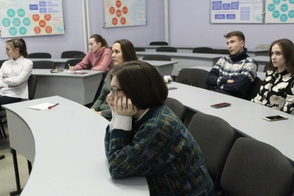 За каждым великим мужчиной стоит великая женщина За каждым великим мужчиной стоит великая женщина