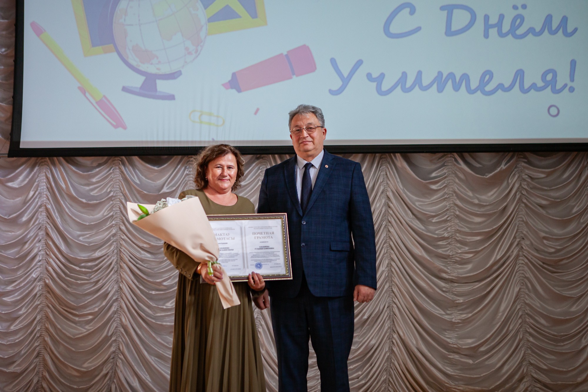 В Елабужском институте КФУ состоялся праздничный концерт, посвященный Дню учителя В Елабужском институте КФУ состоялся праздничный концерт, посвященный Дню учителя