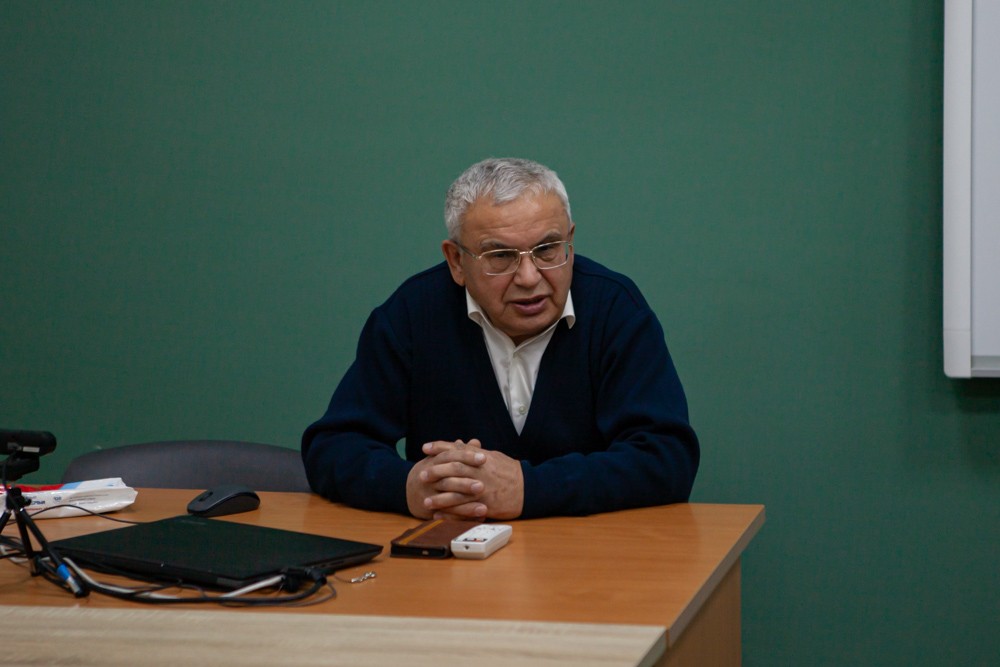 В Елабужском институте КФУ прошла встреча с писателем Рафисом Салимжановым В Елабужском институте КФУ прошла встреча с писателем Рафисом Салимжановым