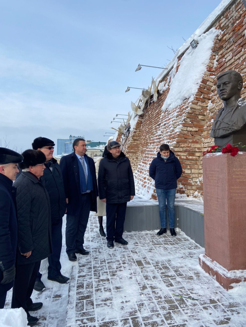 Церемония возложения цветов к памятнику поэту-герою Мусе Джалилю Церемония возложения цветов к памятнику поэту-герою Мусе Джалилю