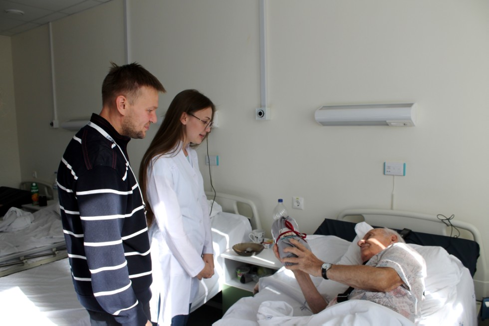 Студенты КФУ поздравили пациентов университетской клиники с Международным днем пожилых людей Студенты КФУ поздравили пациентов университетской клиники с Международным днем пожилых людей