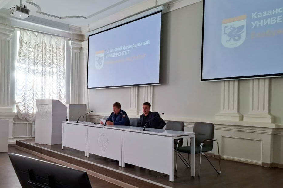 Студенты Елабужского института КФУ встретились с заместителем Елабужского городского прокурора Виктором Порываевым Студенты Елабужского института КФУ встретились с заместителем Елабужского городского прокурора Виктором Порываевым