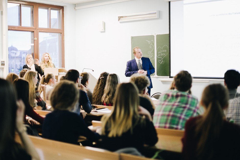 Урок лекция. КФУ институт международных отношений преподаватели. Лекция в университете. Преподаватель и аудитория. Преподаватель в университете.