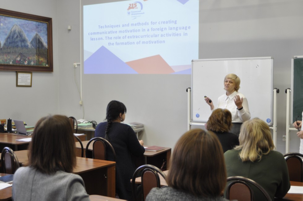 В процессе преподавания для создания целостной картины иностранного языка эффективно использовать