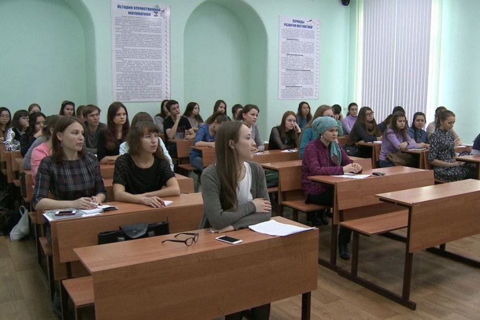 'Изучая новые языки, общаясь и обучая им других людей, мы служим делу мира' 'Изучая новые языки, общаясь и обучая им других людей, мы служим делу мира'