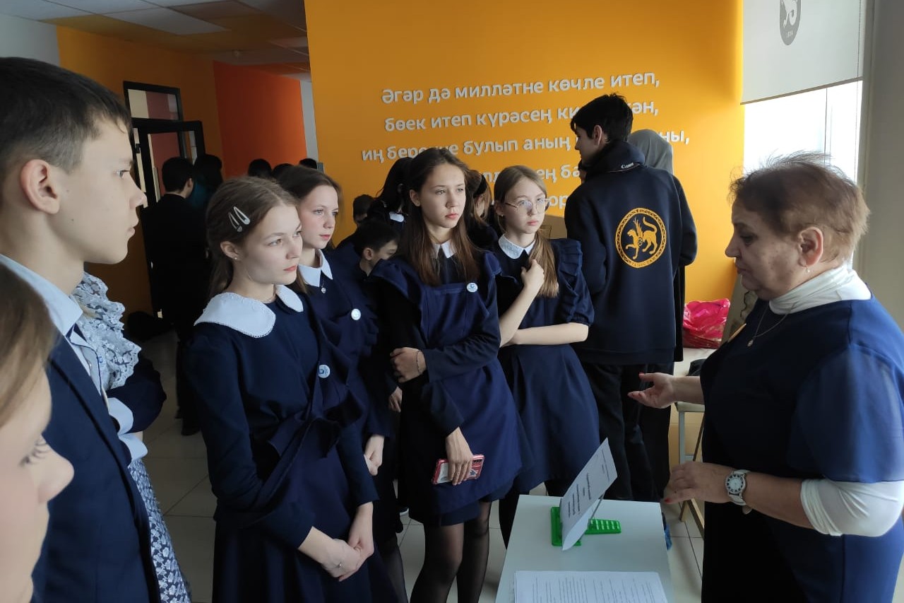 Студенты презентовали школьникам научные объединения Елабужского института КФУ Студенты презентовали школьникам научные объединения Елабужского института КФУ