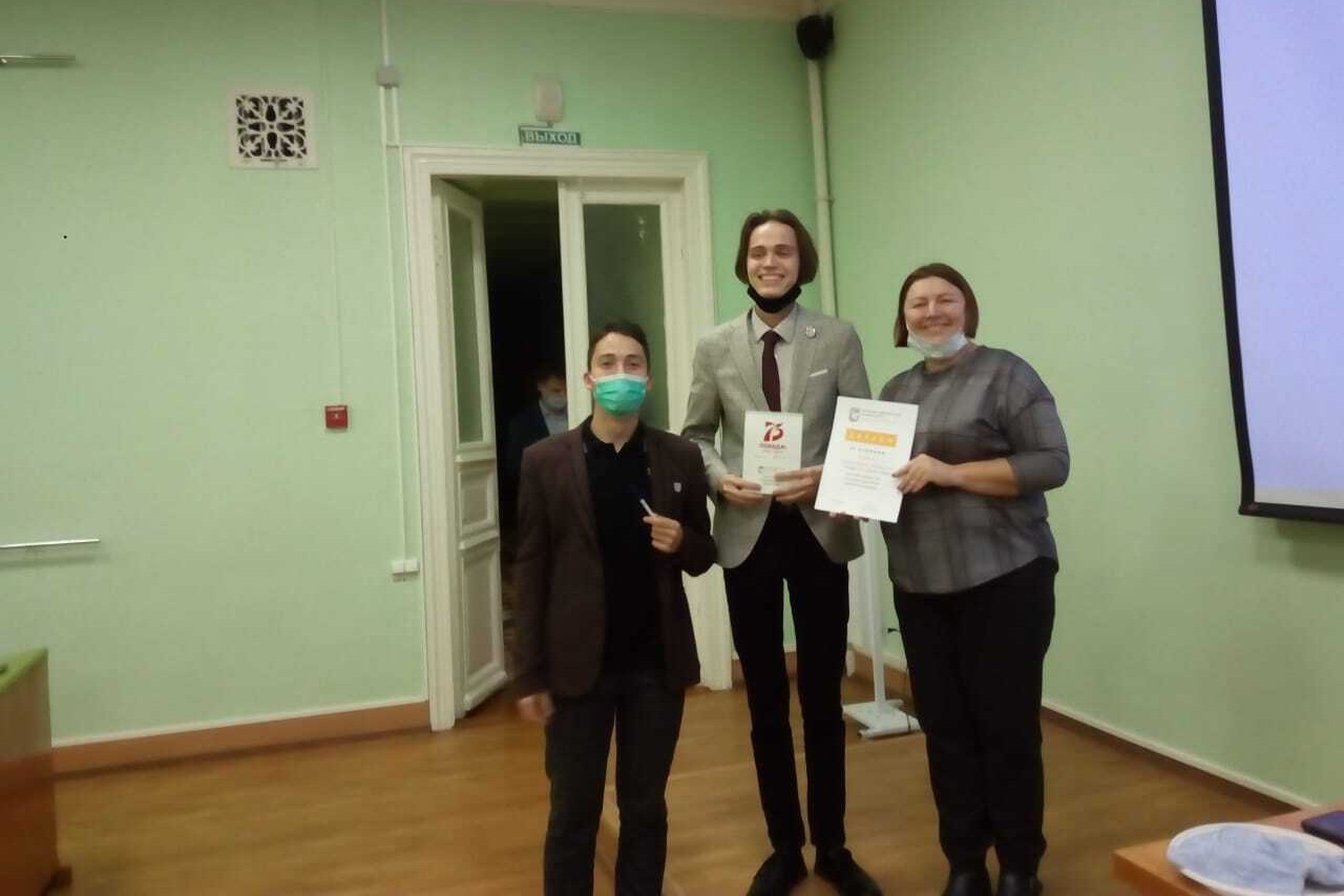 Студенты и преподаватели представили свой взгляд на решение актуальных экономических проблем Студенты и преподаватели представили свой взгляд на решение актуальных экономических проблем