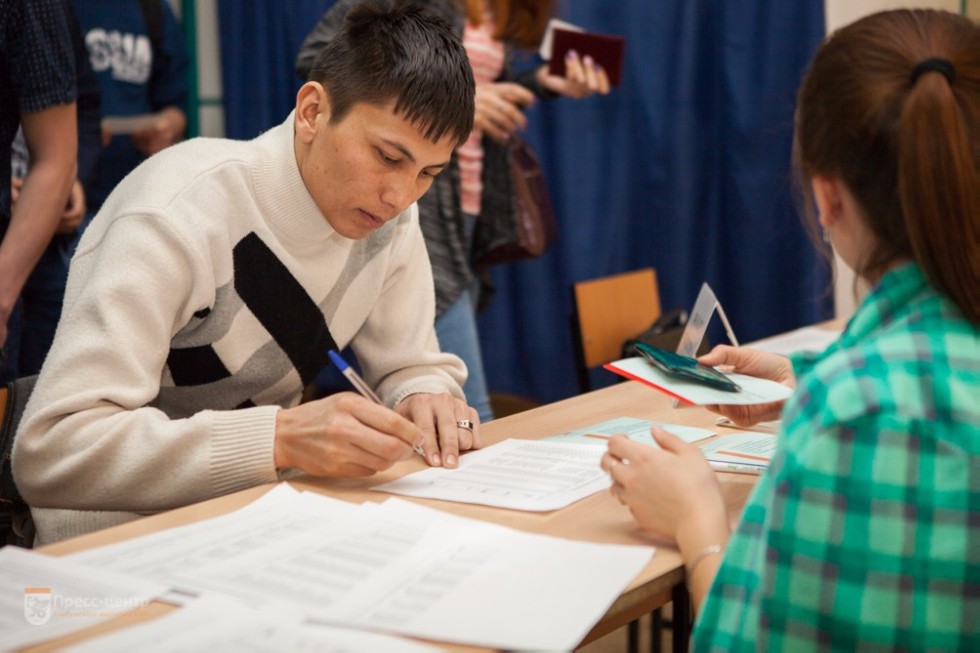 Студенты активно участвуют в акции 'Я выбираю вновь!' Студенты активно участвуют в акции 'Я выбираю вновь!'