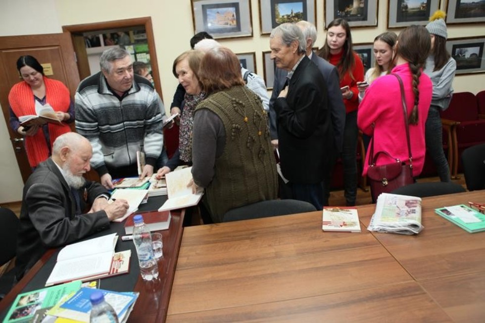 В Союзе журналистов республики прошла презентация автобиографической книги журналиста Александра Малова 'По маршрутам опалённой молодости' В Союзе журналистов республики прошла презентация автобиографической книги журналиста Александра Малова 'По маршрутам опалённой молодости'