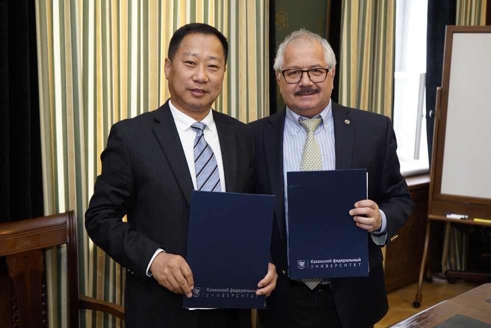 Agreement signed by Kazan Federal University and Chengdu Weiming Beida Middle School