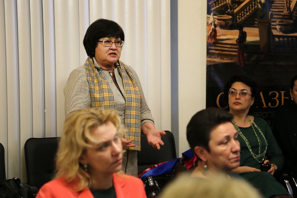 Система общественных ценностей глазами современной женщины: обсуждение и дебаты на круглом столе в Кремле. Система общественных ценностей глазами современной женщины: обсуждение и дебаты на круглом столе в Кремле.